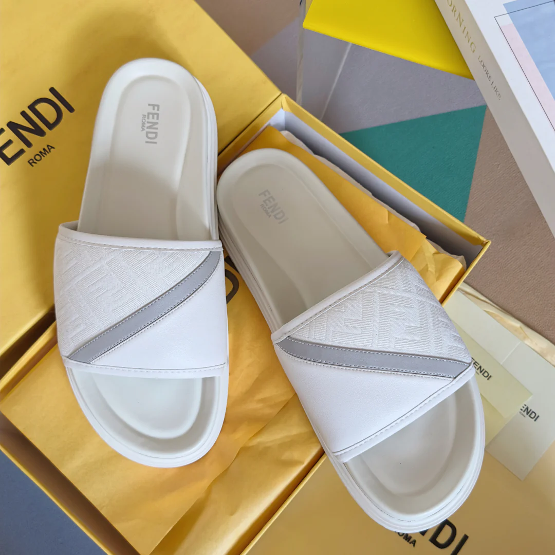 250507 New high-quality thick-soled embossed anti-slip slippers