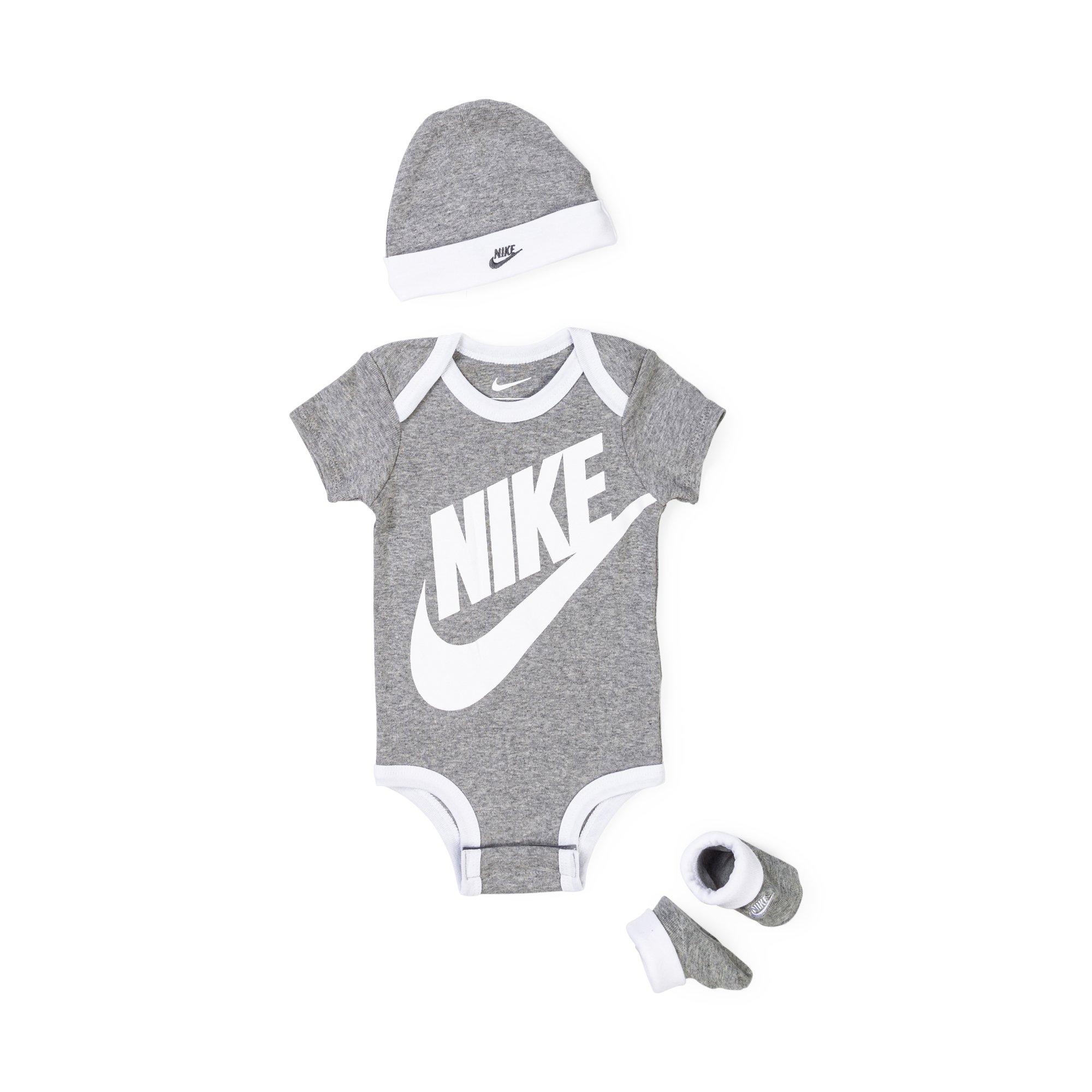 NIKE Futura LogoSet: Body, Mütze und Socken