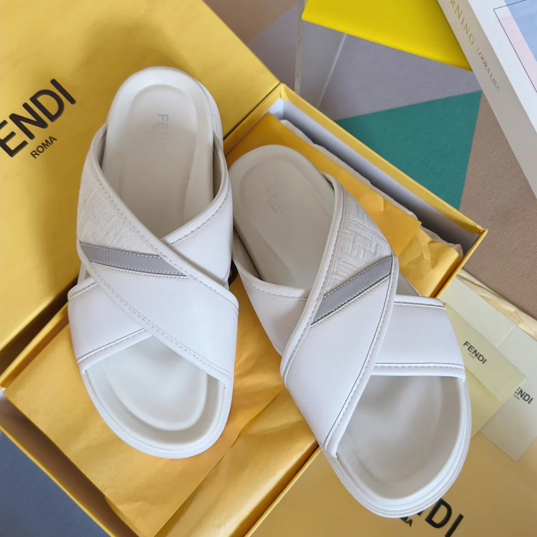 250507 New high-quality thick-soled embossed anti-slip slippers