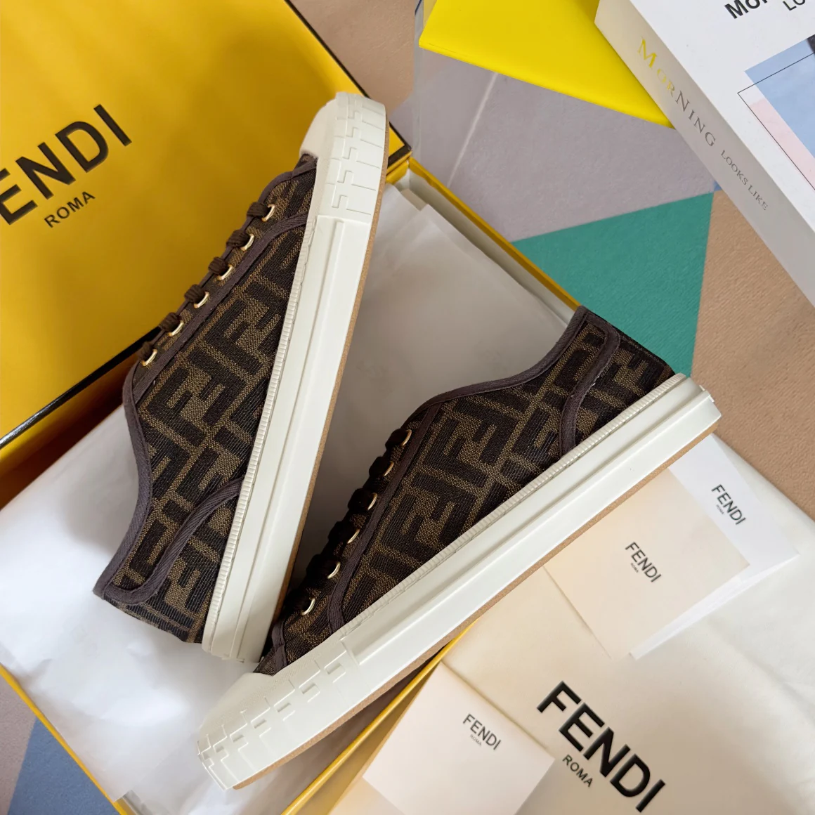 250501 New high-end and simple flat sports shoes