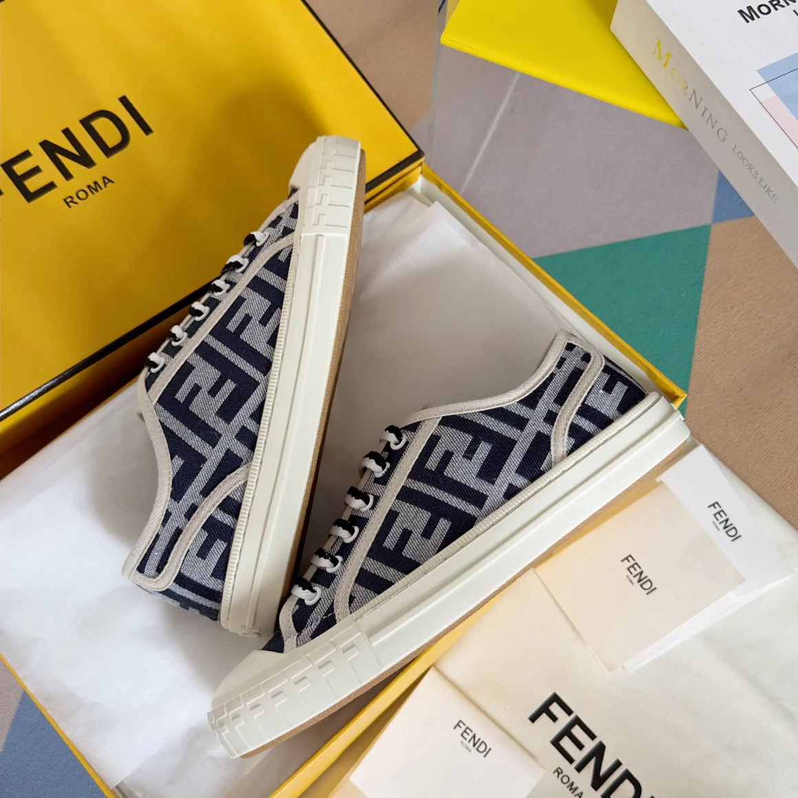 250501 New high-end and simple flat sports shoes