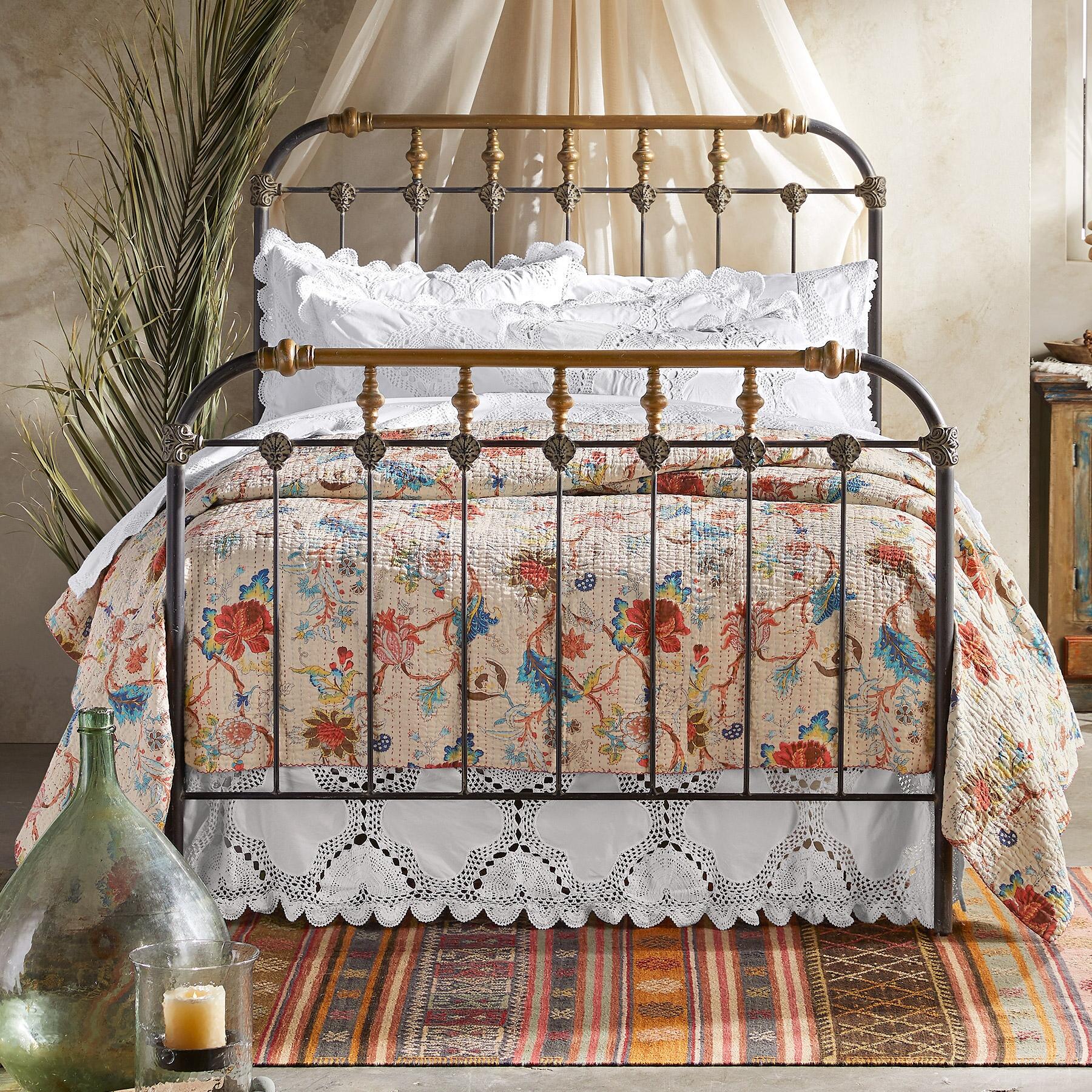 Theodora Lightweight Quilt