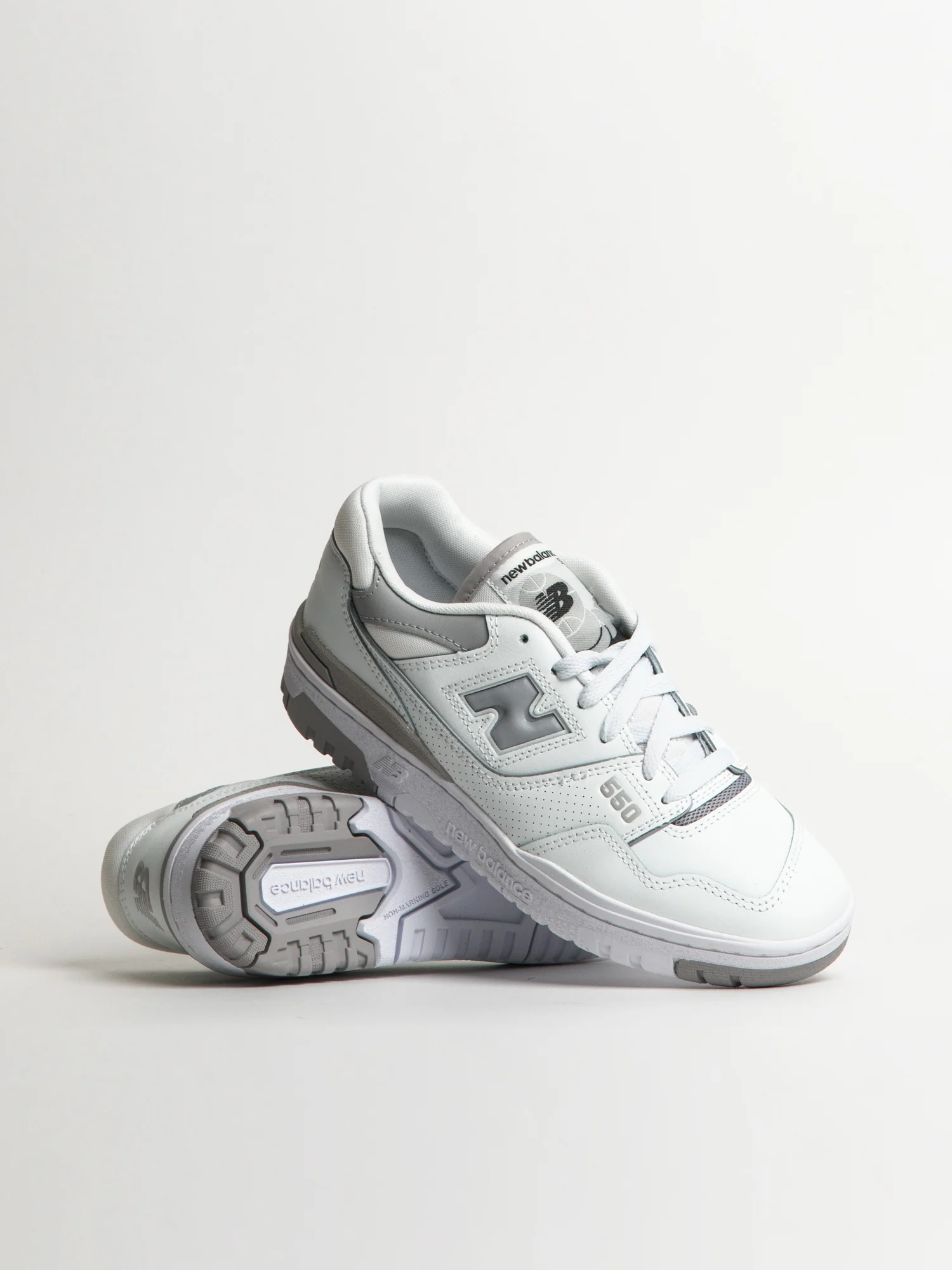 Final inventoryWOMENS NEW BALANCE THE 550 SNEAKER