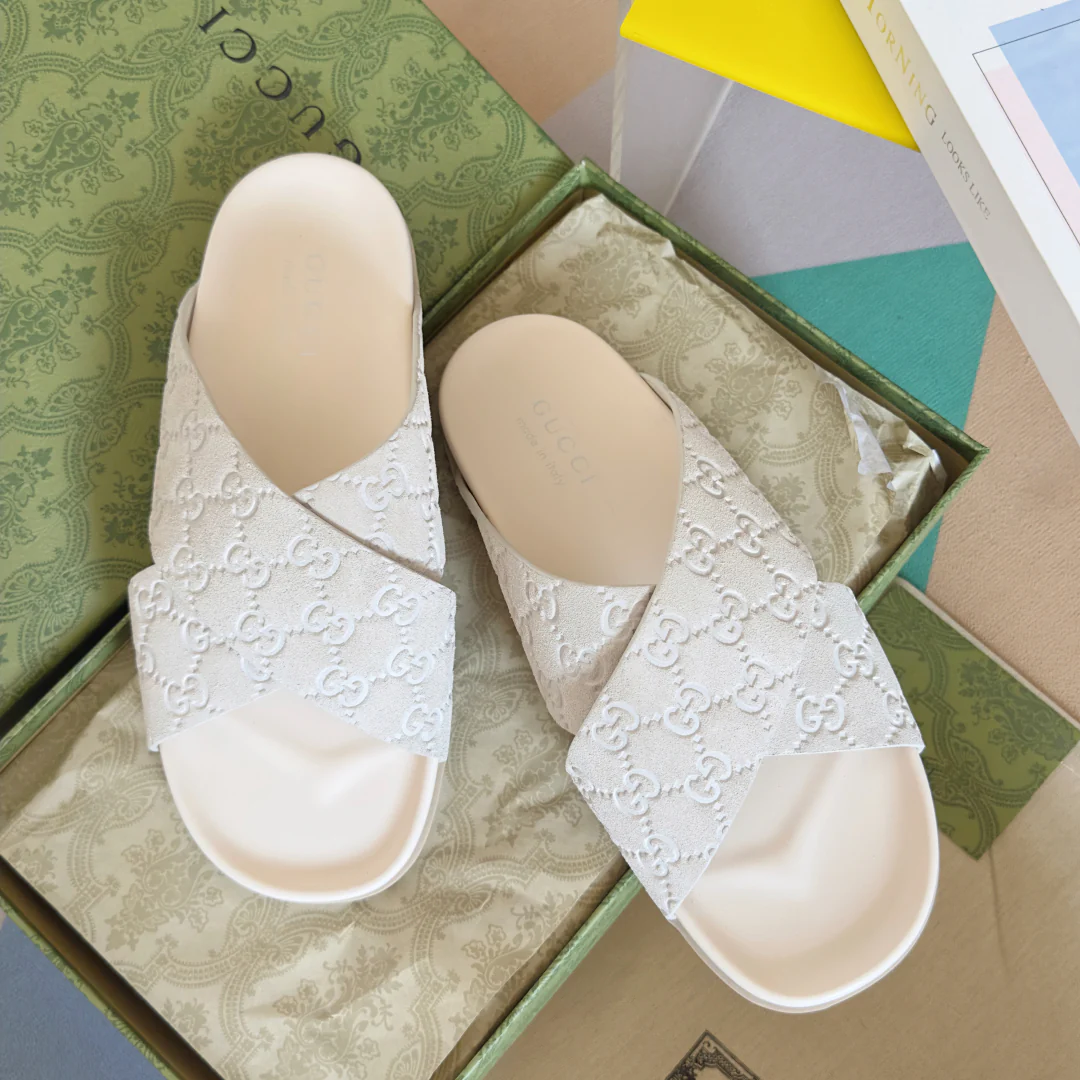 250507 New high-quality thick-soled embossed slippers