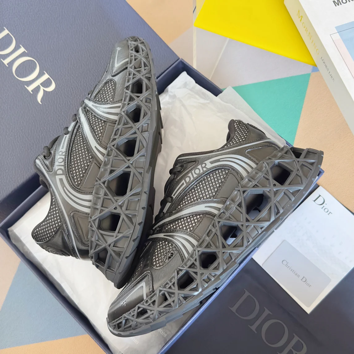 250415 New high-quality capsule series perforated sports shoes