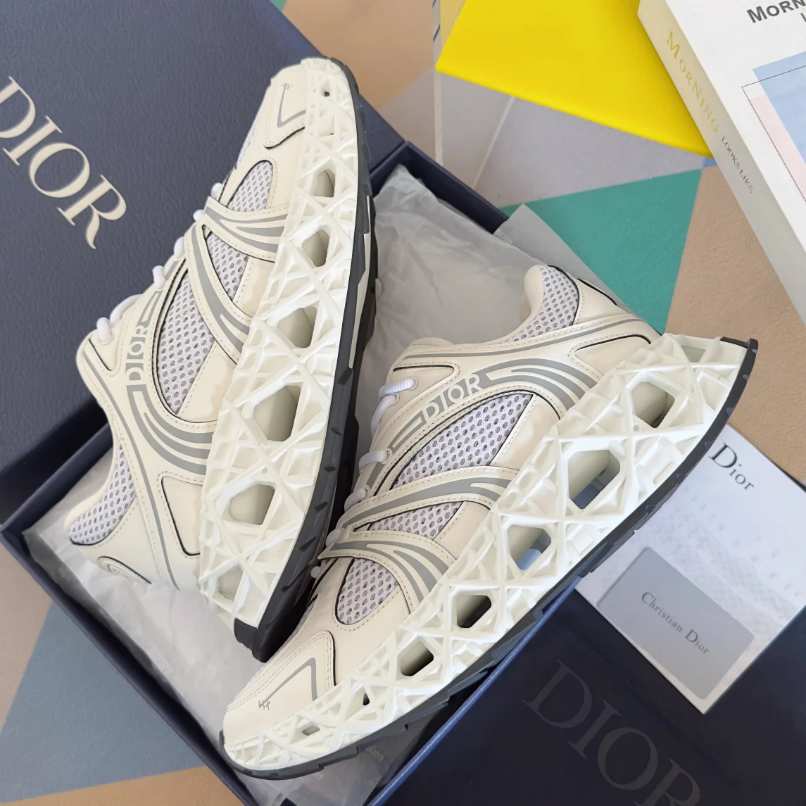 250415 New high-quality capsule series perforated sports shoes