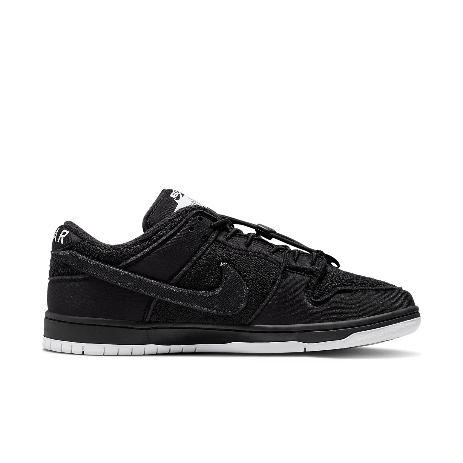 x Gnarhunters SB Dunk Low 'Black' DH7756-010