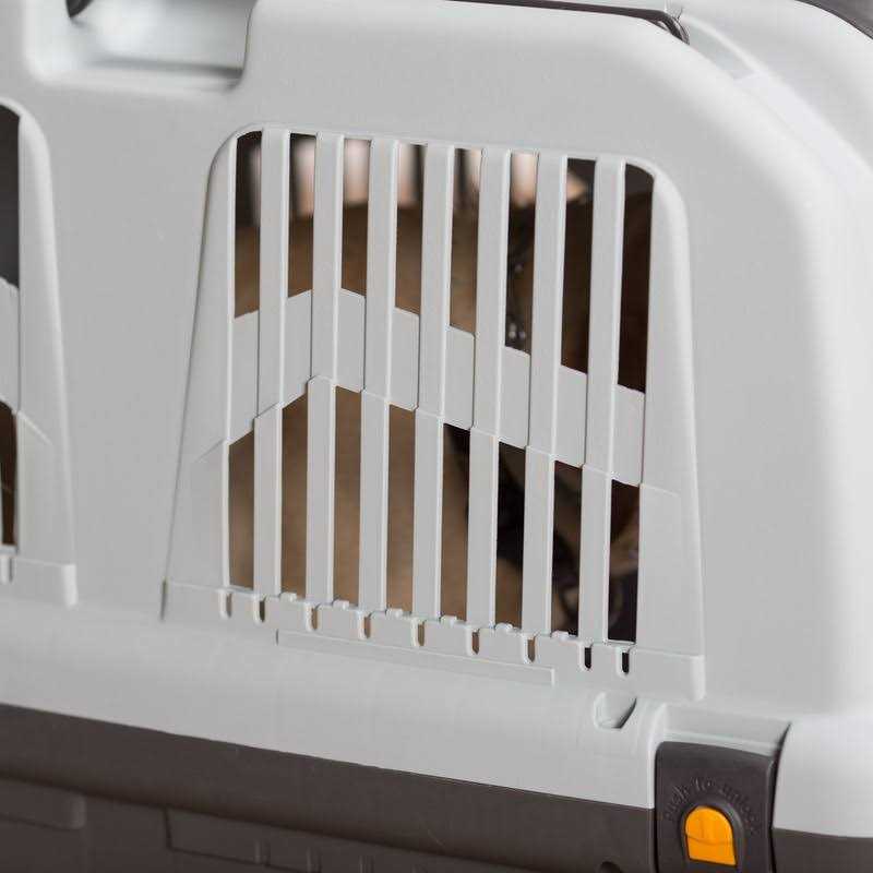 MidWest Skudo Plastic Travel Carrier