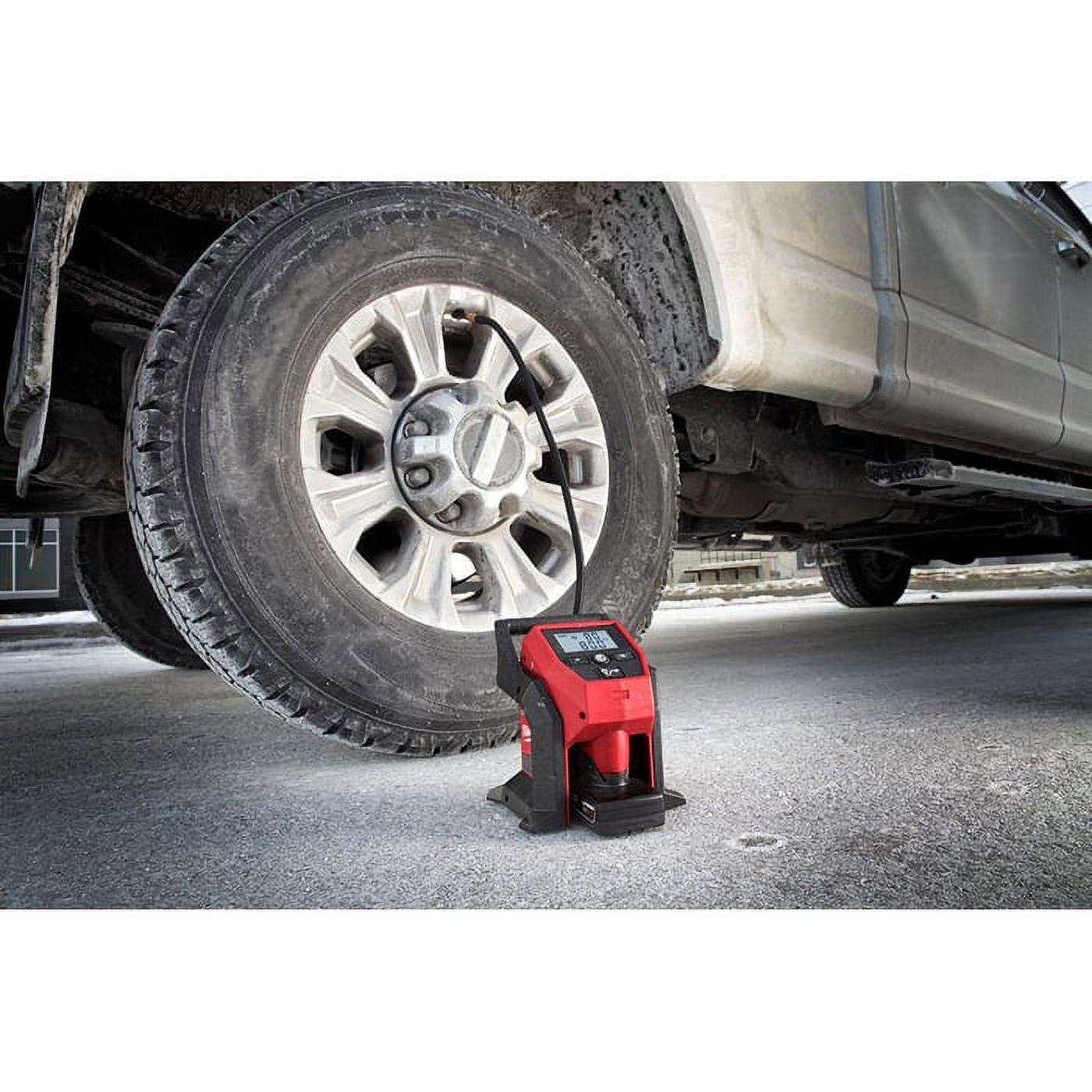 Milwaukee M12 12-Volt Lithium-Ion Cordless Compact Inflator with 2.0 Ah Battery and Charger