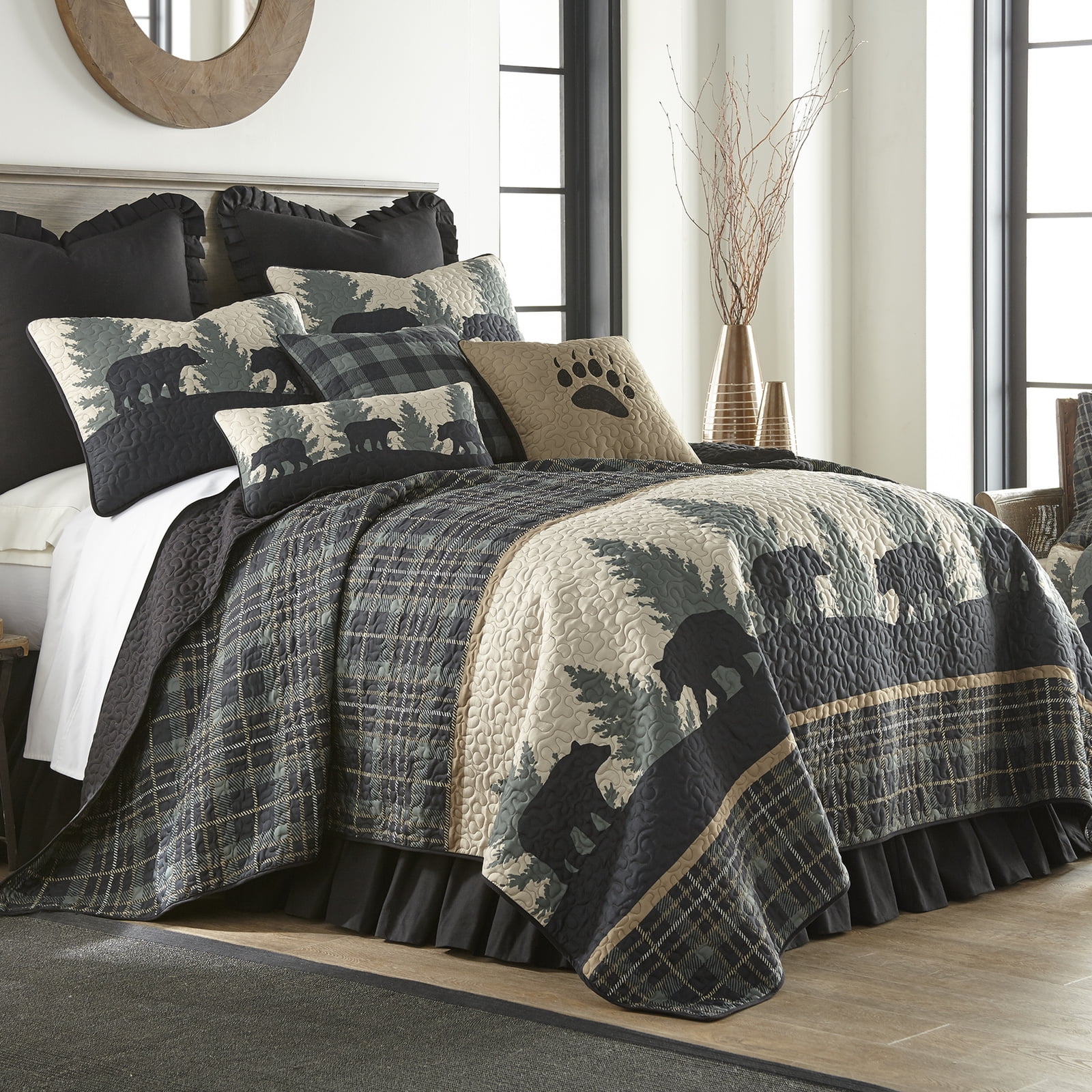 Full / Queen Quilt - Bear Walk Plaid by Donna Sharp - Lodge Quilt with Bear Pattern - Fits Queen Size and Full Size Beds - Machine Washable