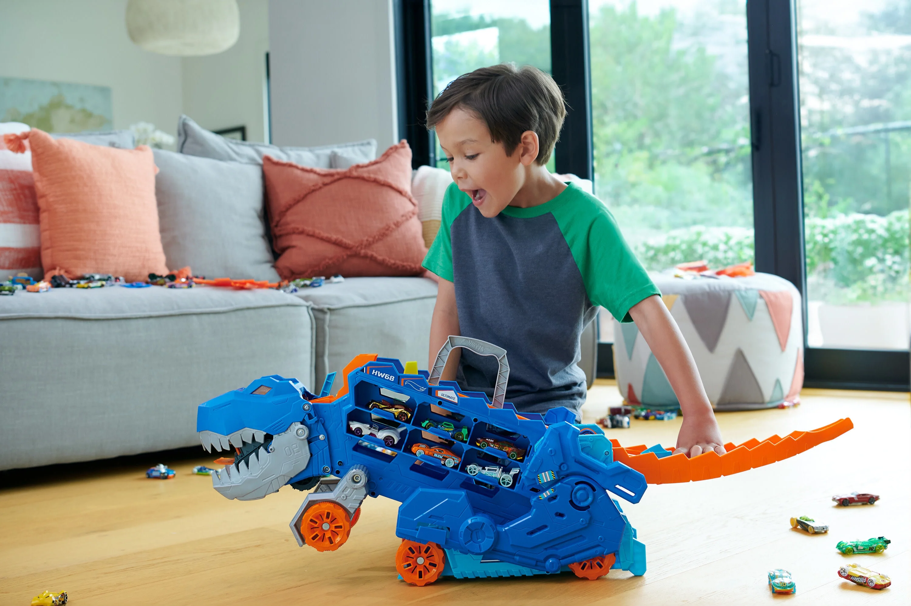 Hot Wheels City Ultimate Hauler, Transforms into a T-Rex with Race Track, Stores 20+ Cars, Kids 4Y+