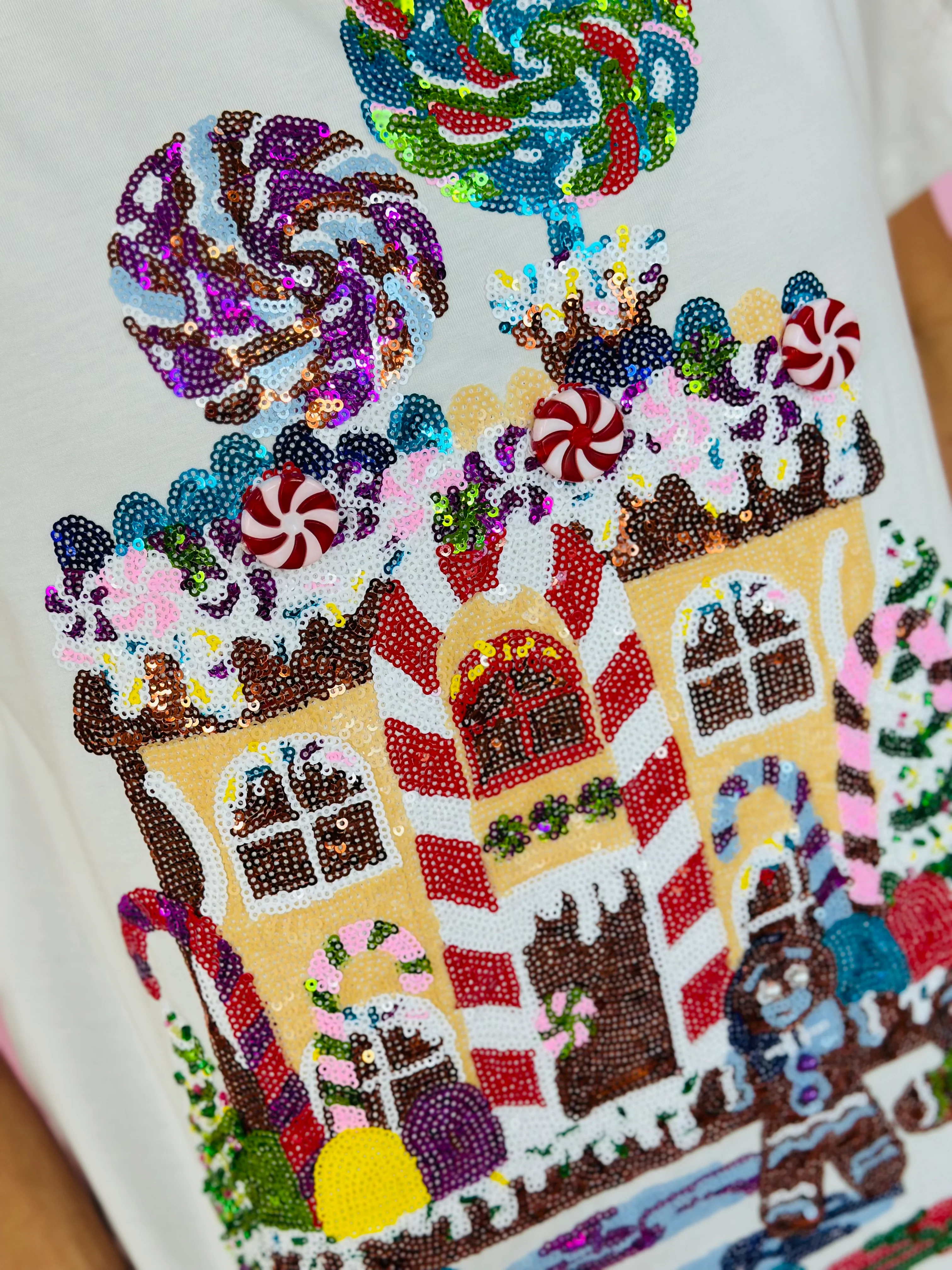 WHITE GINGERBREAD HOUSE SCENE TEE