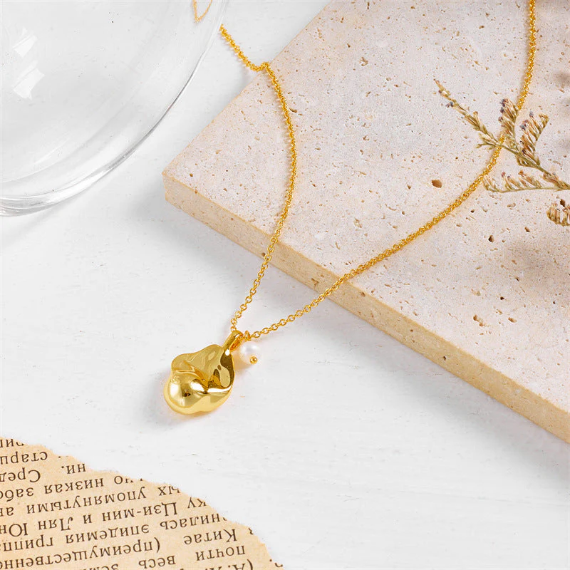 Small Pearl Pendant Necklace