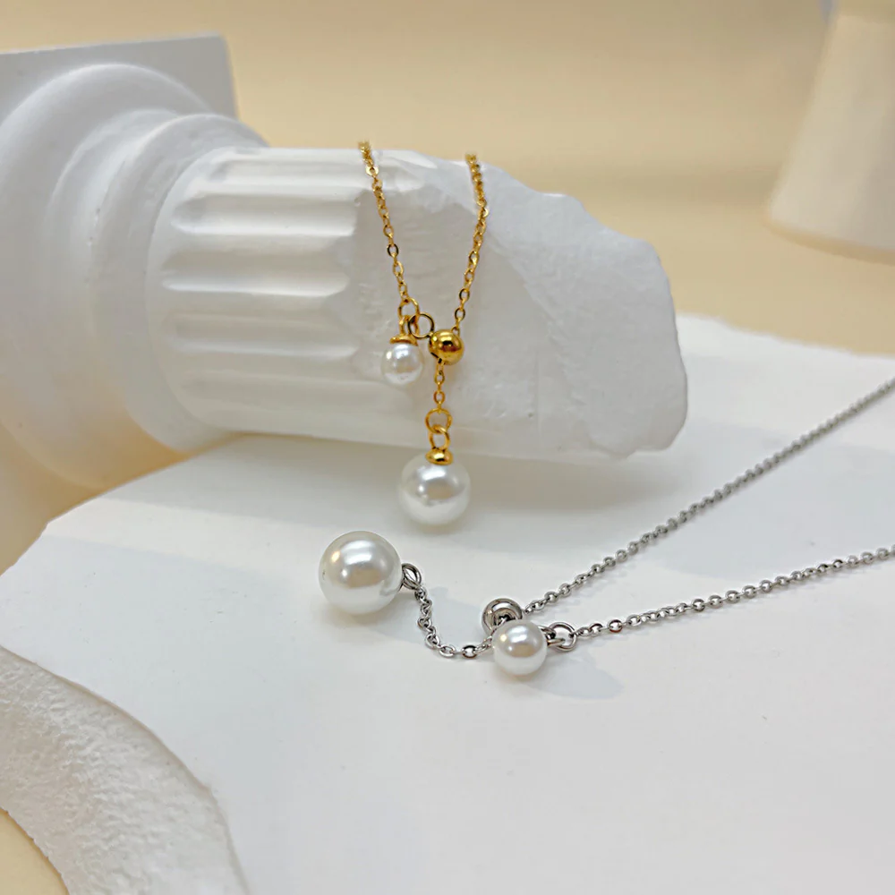 Pulling Pearl Drop Pendant Necklace
