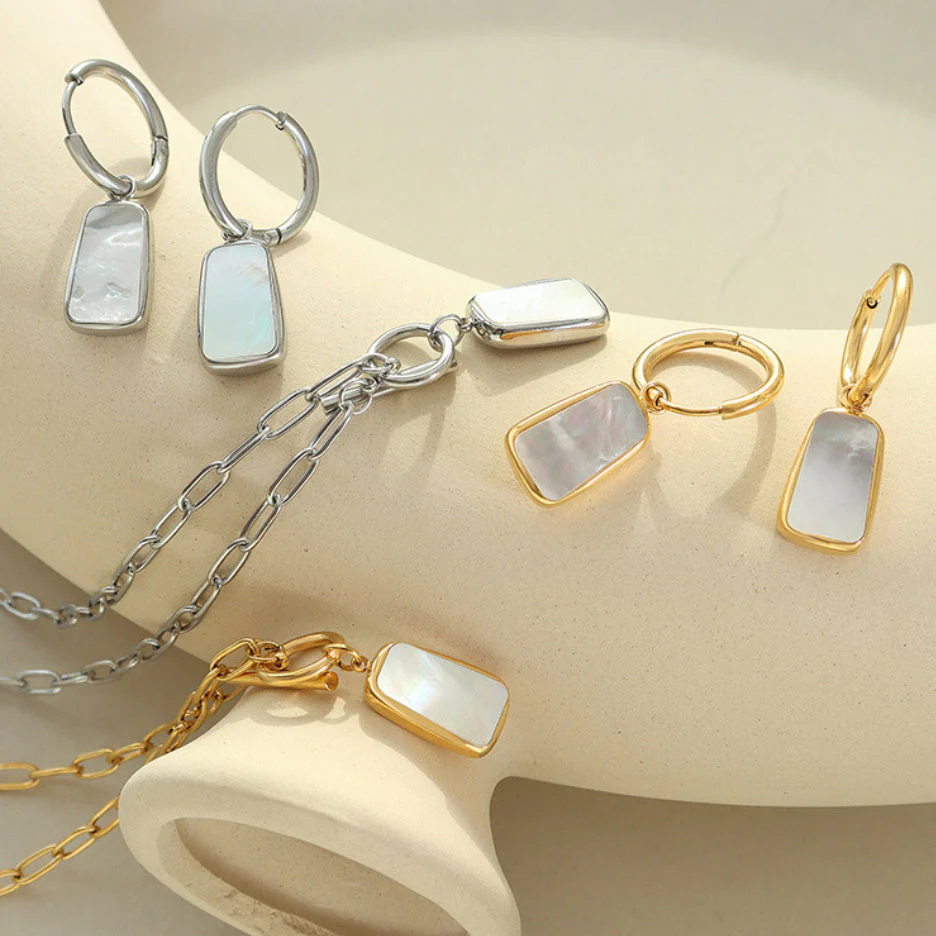 OT Clasp With White Seashell Pendant Necklace Earring Set