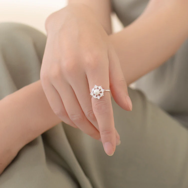 Elegant Snowflake Pearl Ring