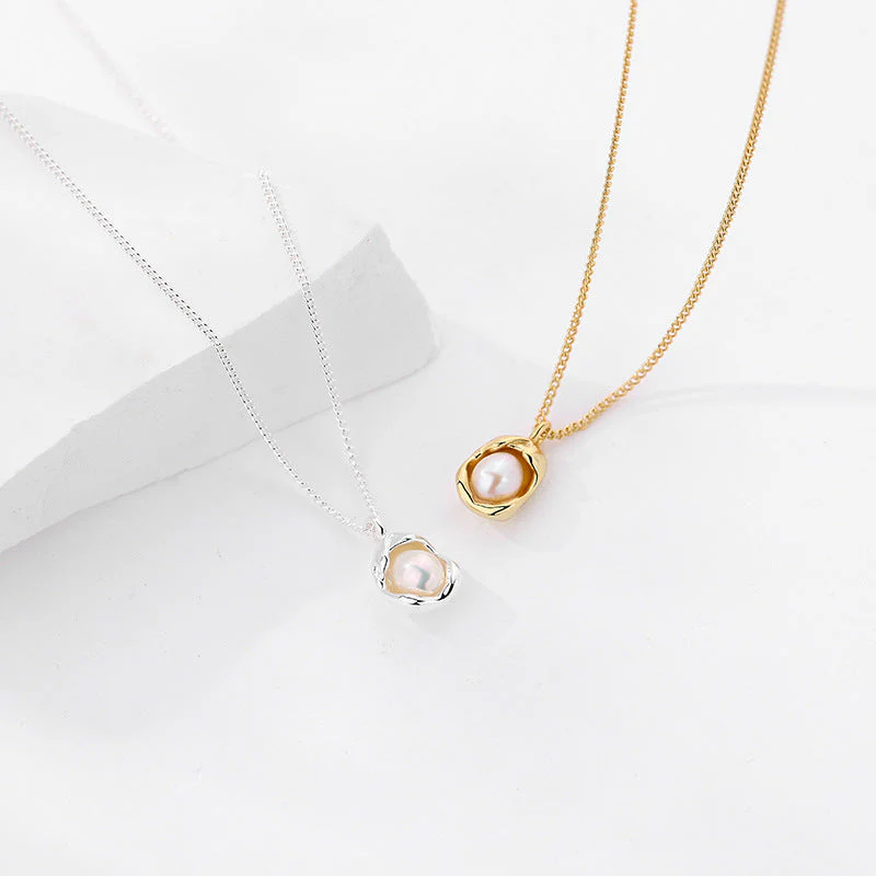 Egg Shape Pearl Pendant Necklace