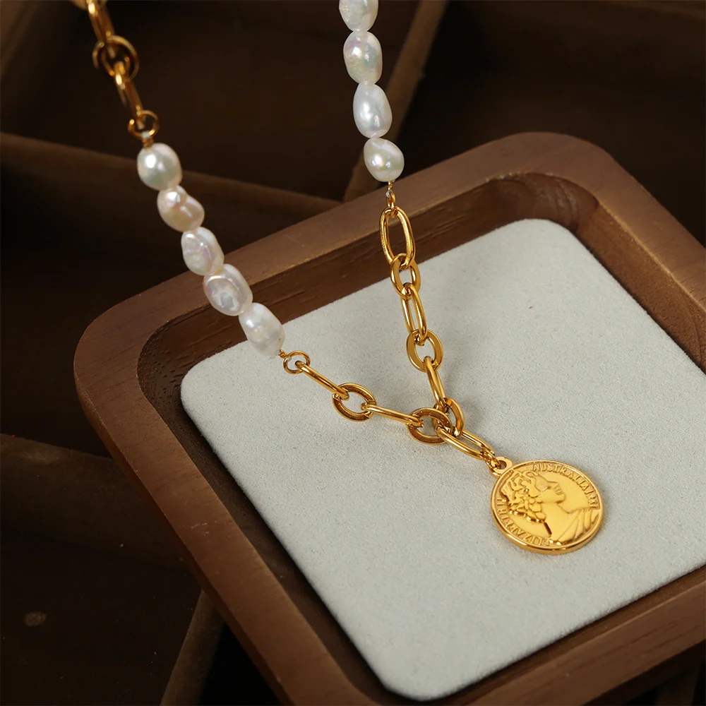 Gold Chain Splicing Pearl Necklace With Portrait Pendant