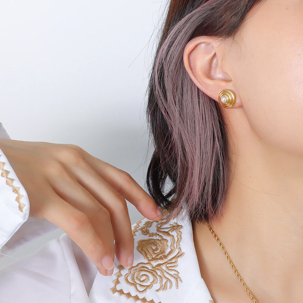 Screw Thread Tapered Pearl Stud Earring