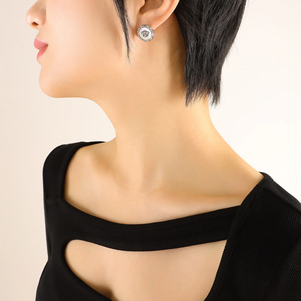 Animal Bee Seashell Pendant Necklace Earring Set