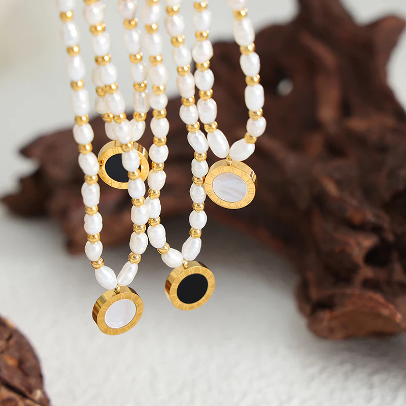 Double Sided Colors Round Pendant Beaded Pearl Necklace