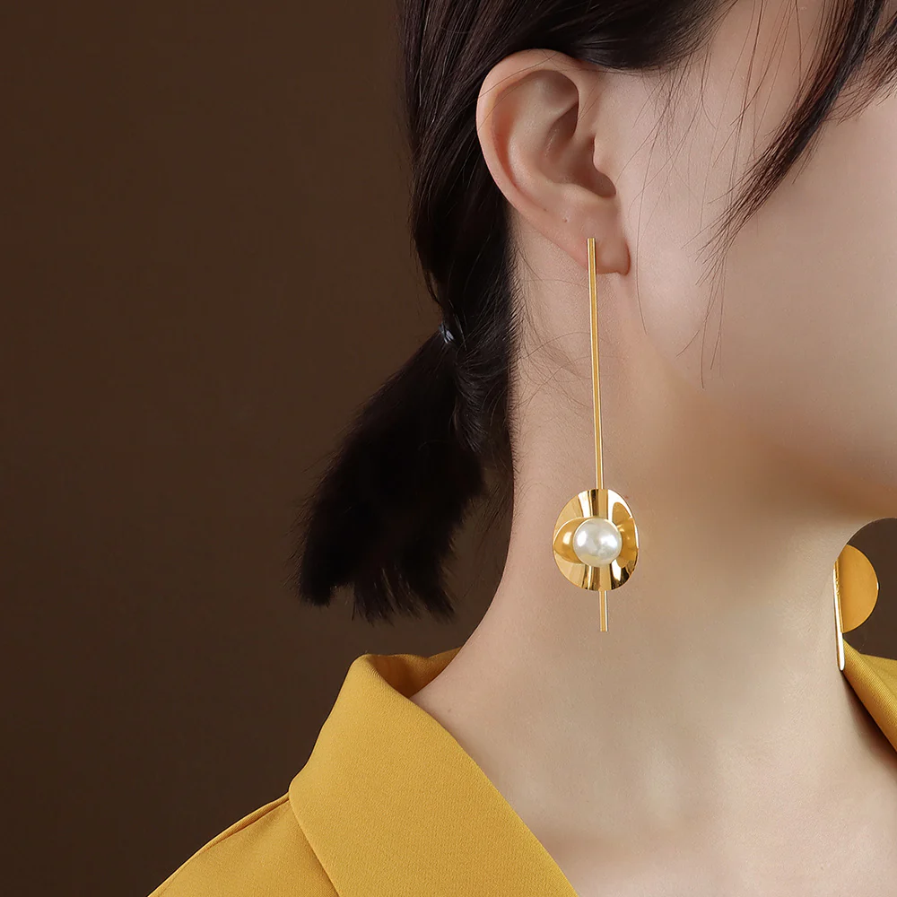 Exaggerated Long Drop Round Disc With Pearl Earring
