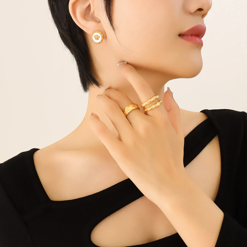 Animal Bee Seashell Pendant Necklace Earring Set