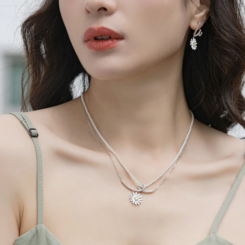 Pearl Chain And Daisy Necklace