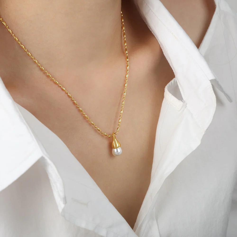Simple Pearl Pendant Necklace