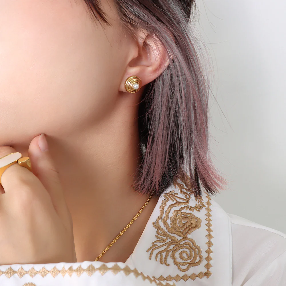 Screw Thread Tapered Pearl Stud Earring