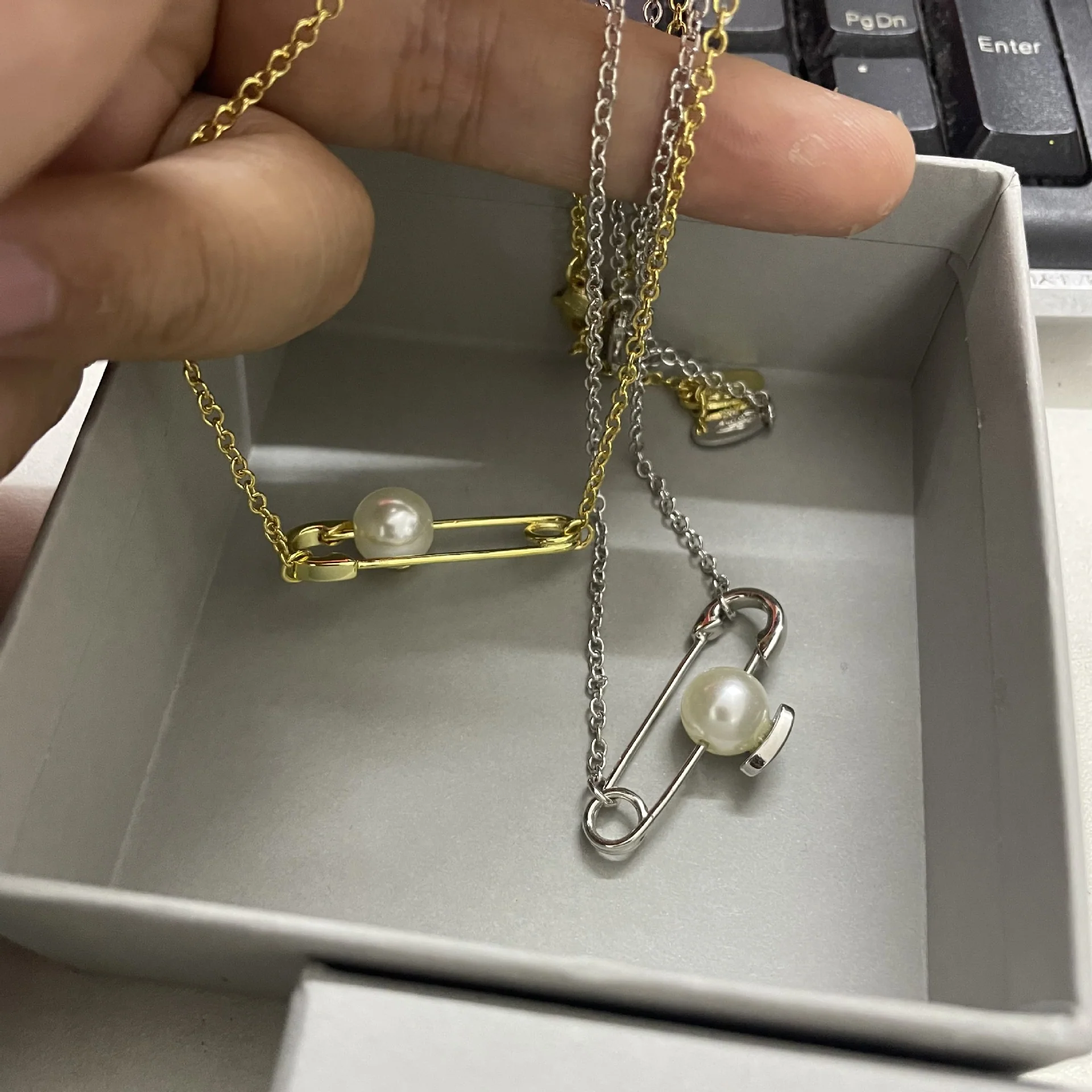 VIVI Paperclip With A Pearl Pendant Necklace | Best Replica Jewelry™