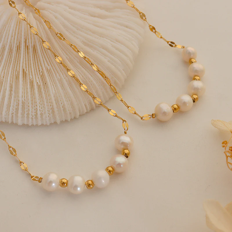 5 Pearls Pendant Smile Necklace