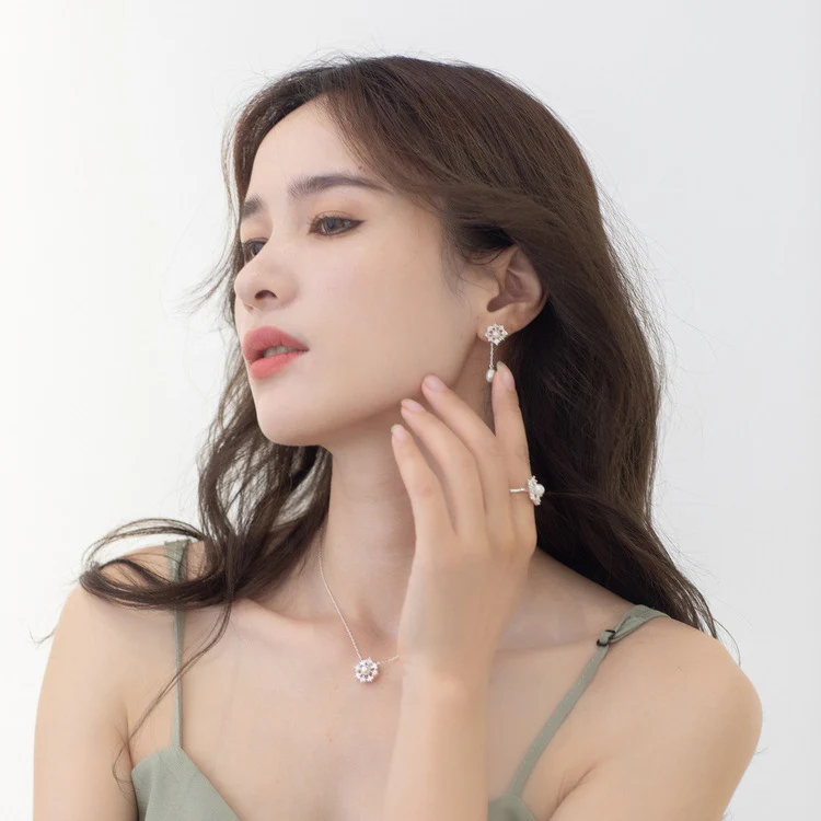 Elegant Snowflake Pearl Ring