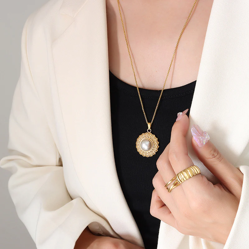 Vintage Classic Pearl Necklace and Earring Set