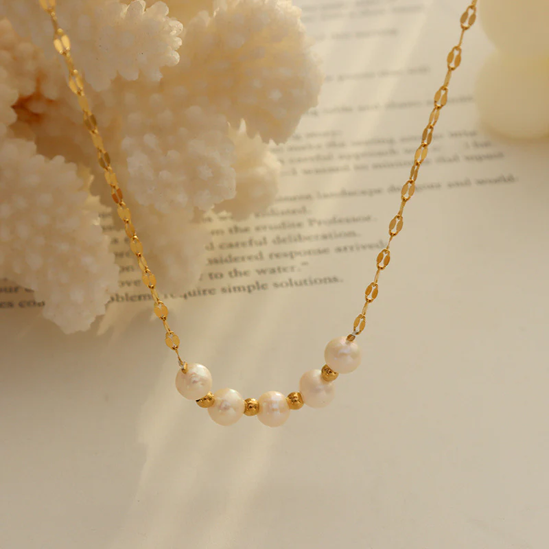 5 Pearls Pendant Smile Necklace