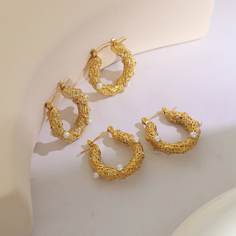 Debossed Zircon Pearl Earring