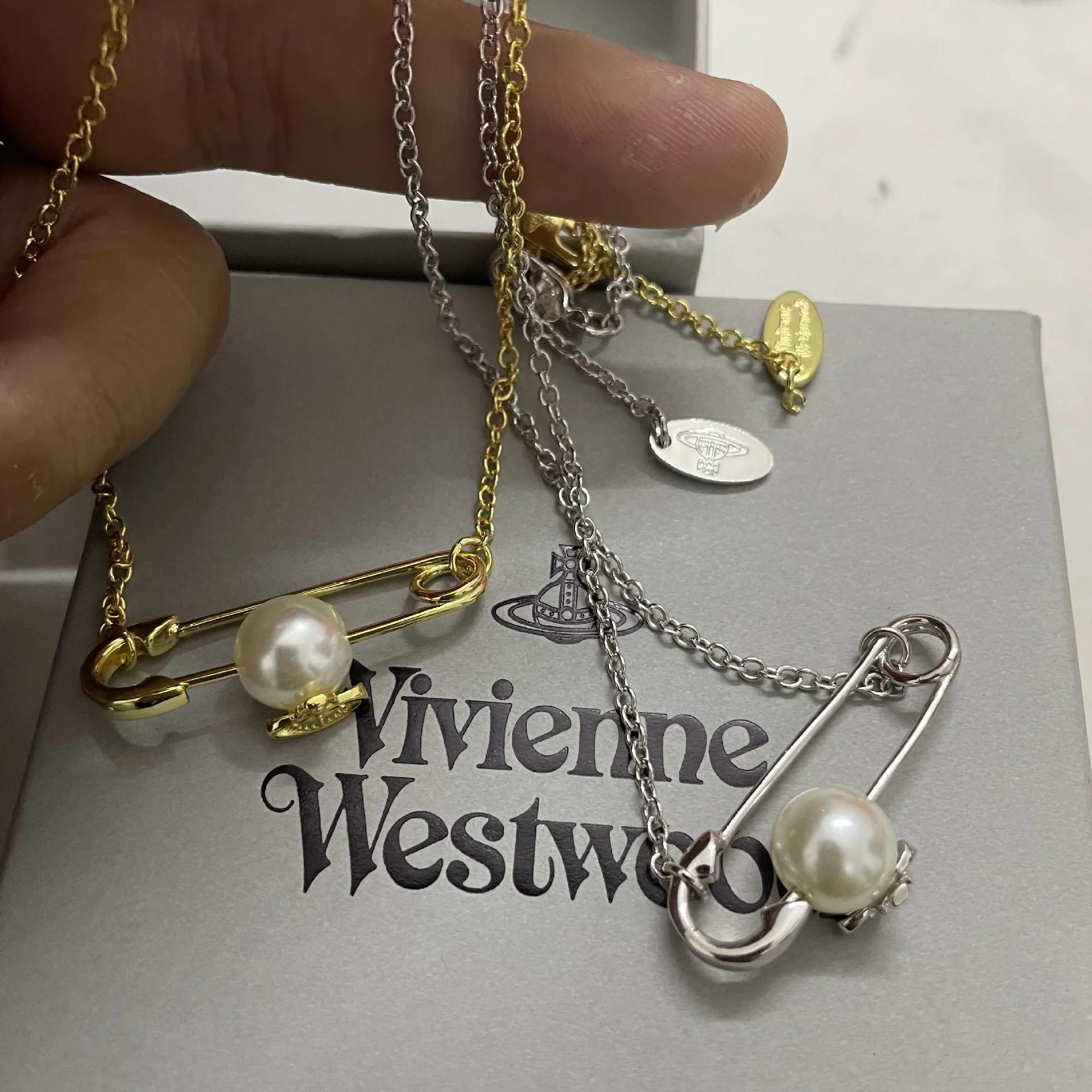 VIVI Paperclip With A Pearl Pendant Necklace | Best Replica Jewelry™