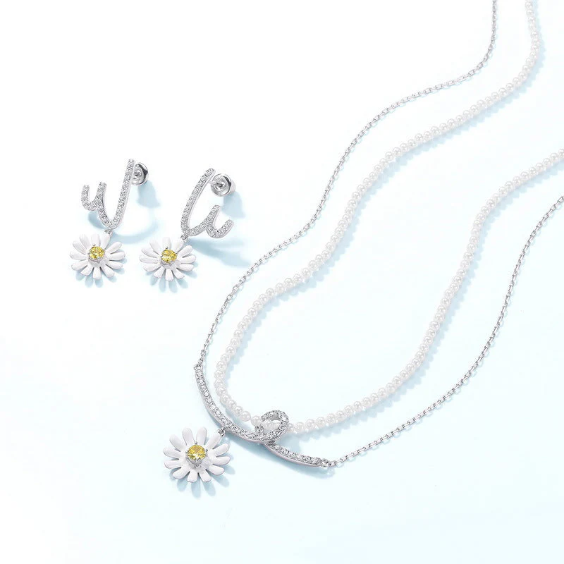 Pearl Chain And Daisy Necklace