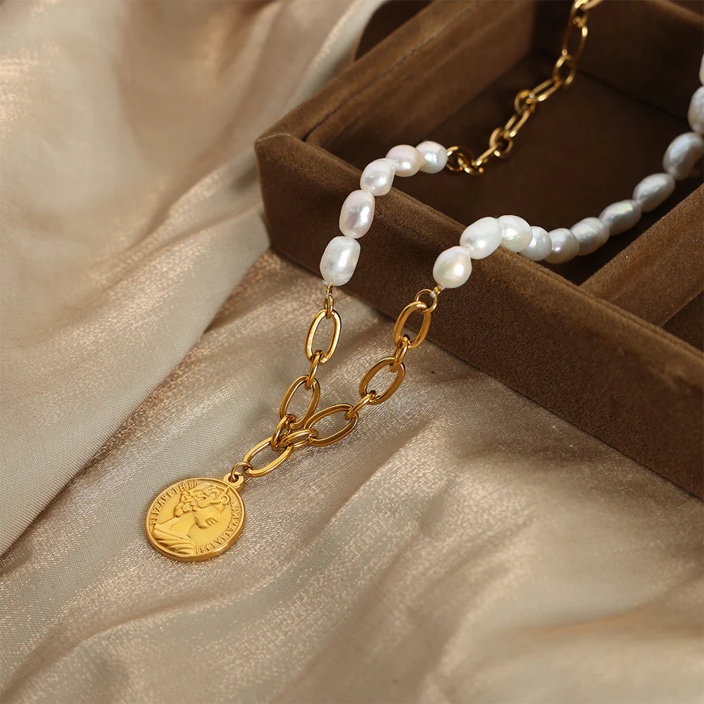 Gold Chain Splicing Pearl Necklace With Portrait Pendant