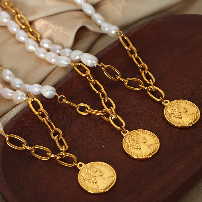 Gold Chain Splicing Pearl Necklace With Portrait Pendant