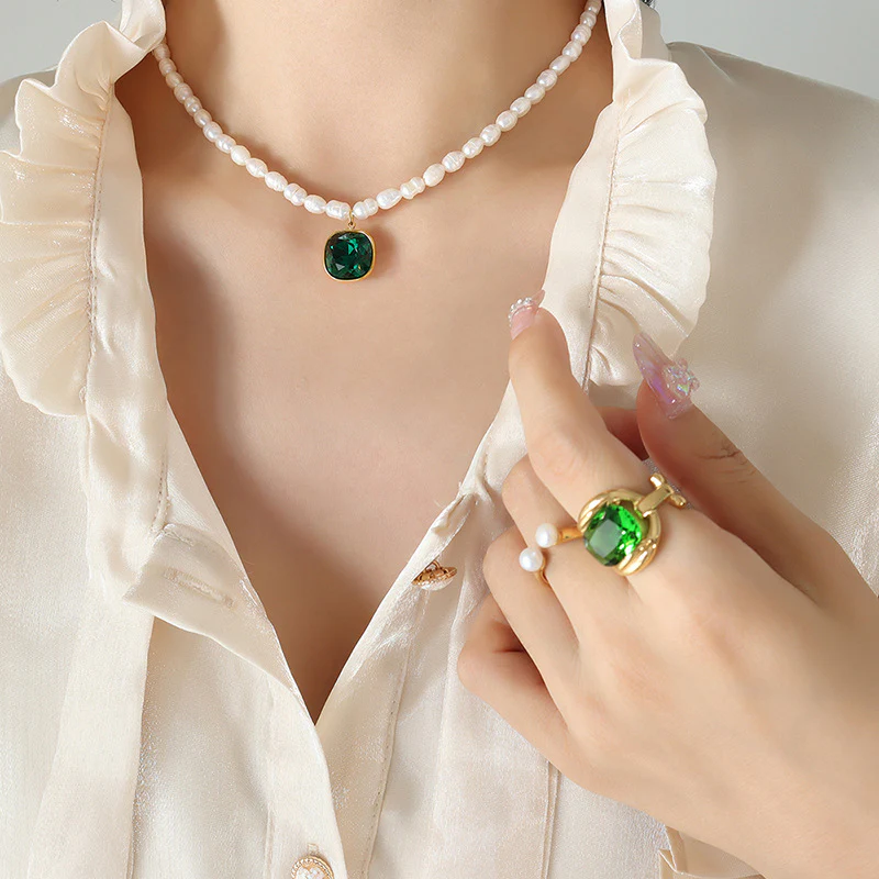 Deep Green Crystal Pendant Pearl Necklace
