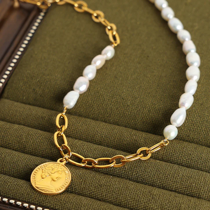 Gold Chain Splicing Pearl Necklace With Portrait Pendant