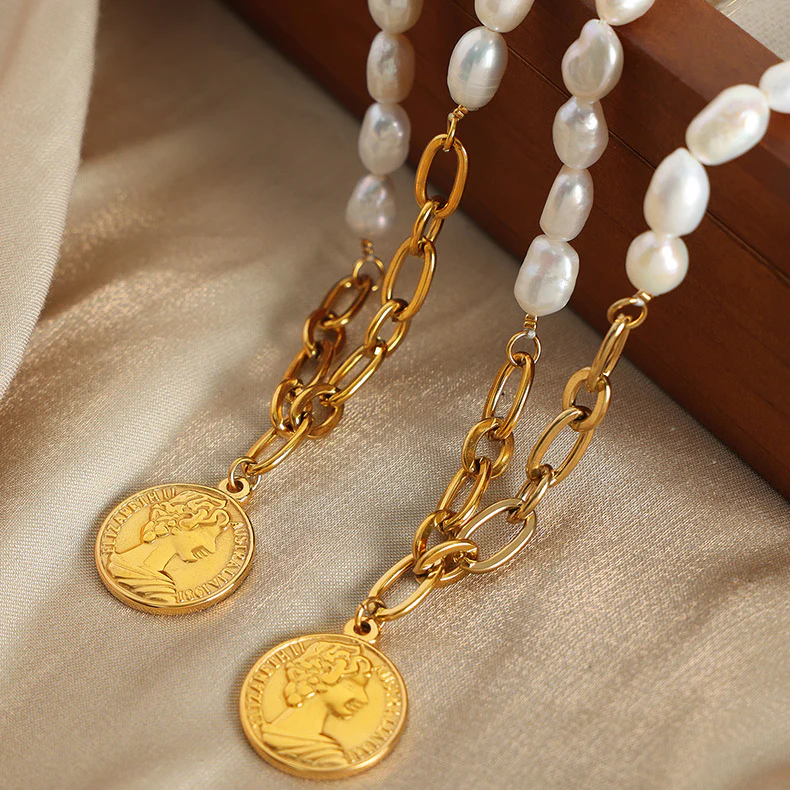 Gold Chain Splicing Pearl Necklace With Portrait Pendant