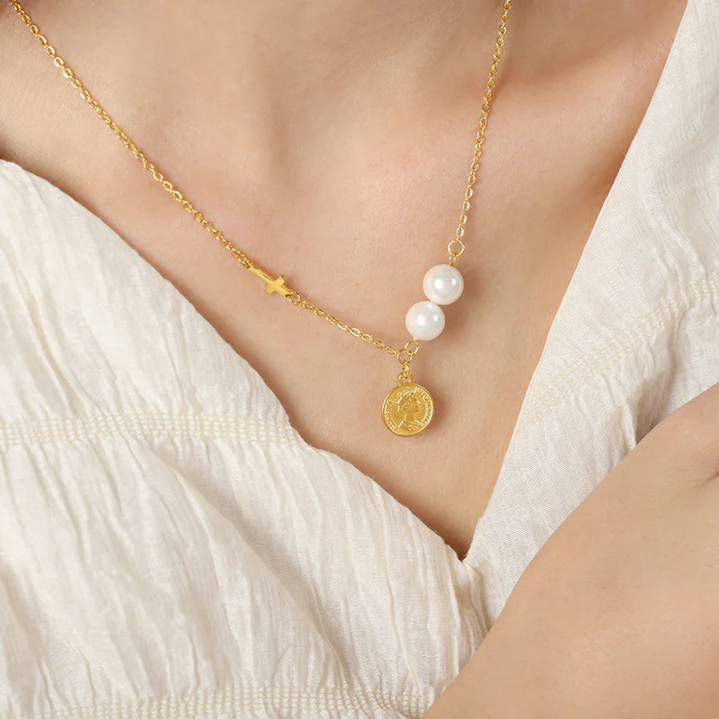 Queen Portrait Pendant With Pearl Charms Necklace