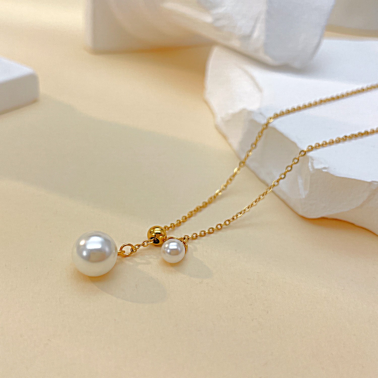 Pulling Pearl Drop Pendant Necklace