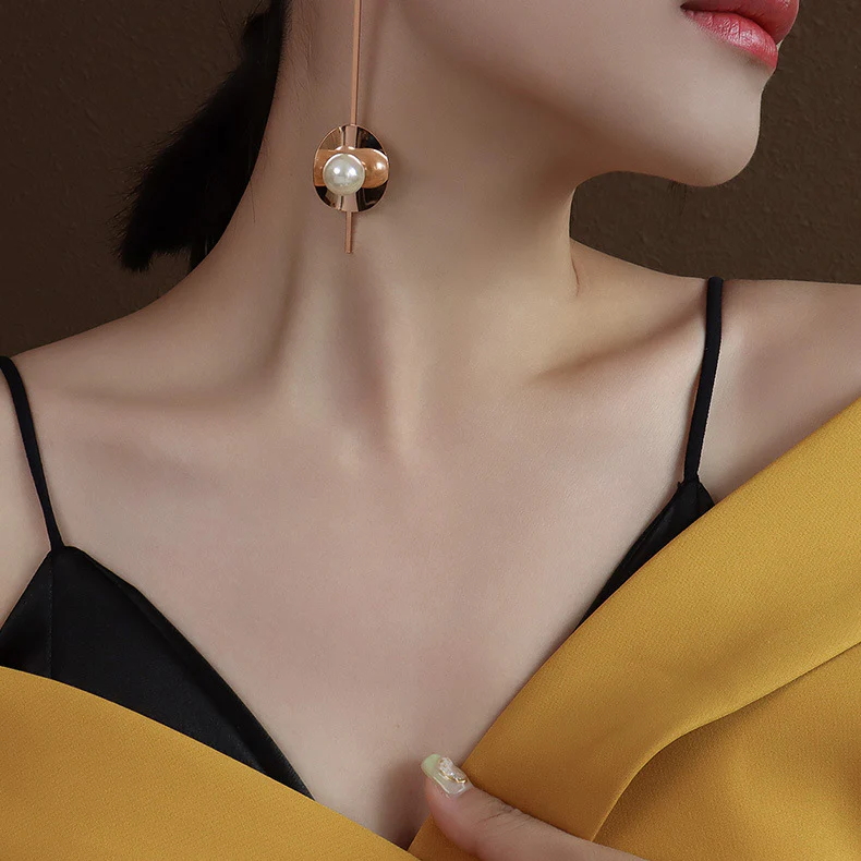 Exaggerated Long Drop Round Disc With Pearl Earring