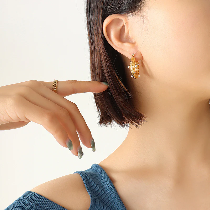 Debossed Zircon Pearl Earring