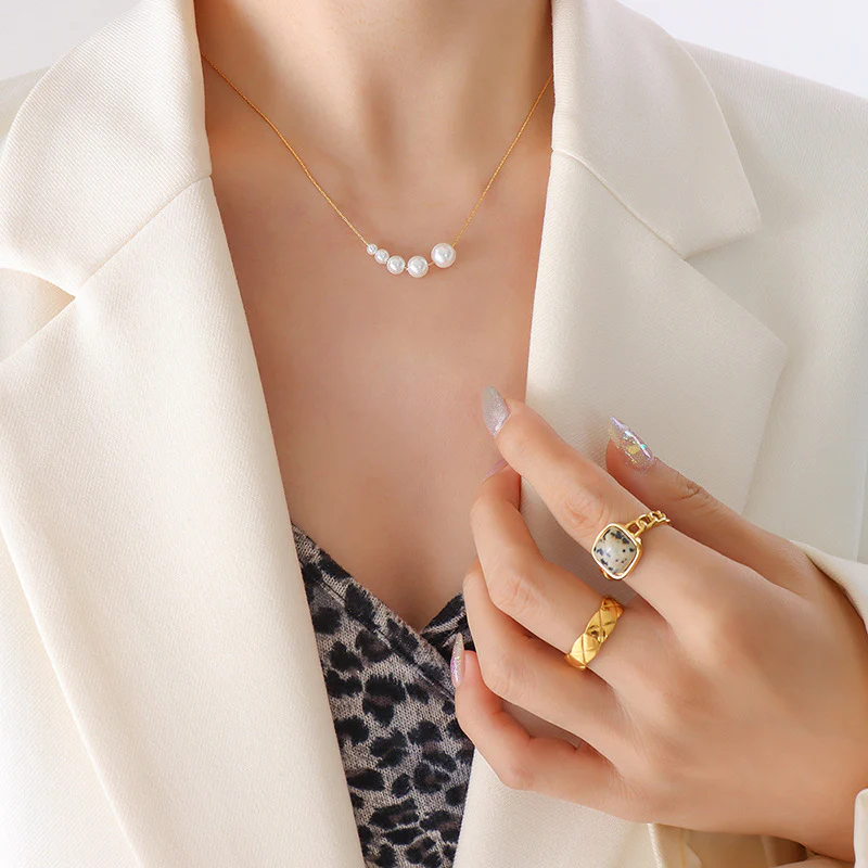 Gradient Size Floating Pearl Pendant Necklace