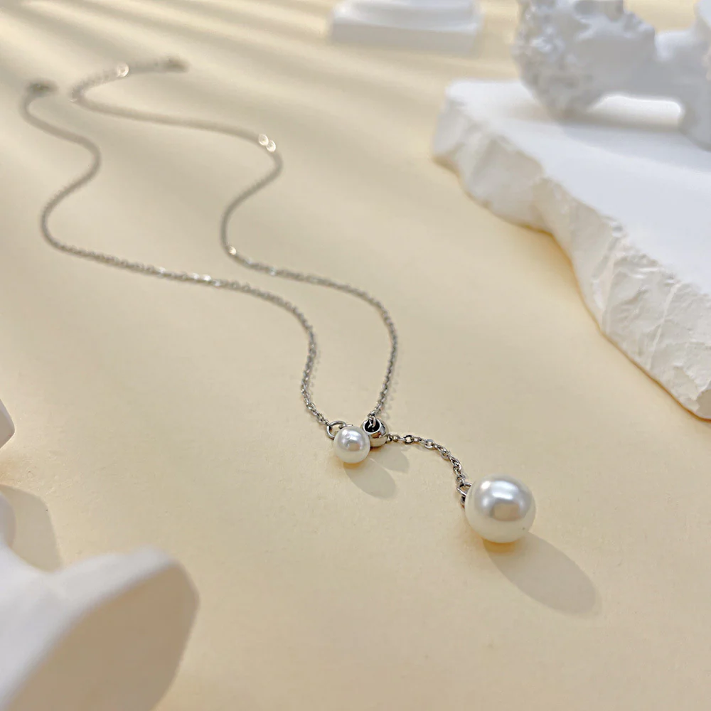Pulling Pearl Drop Pendant Necklace