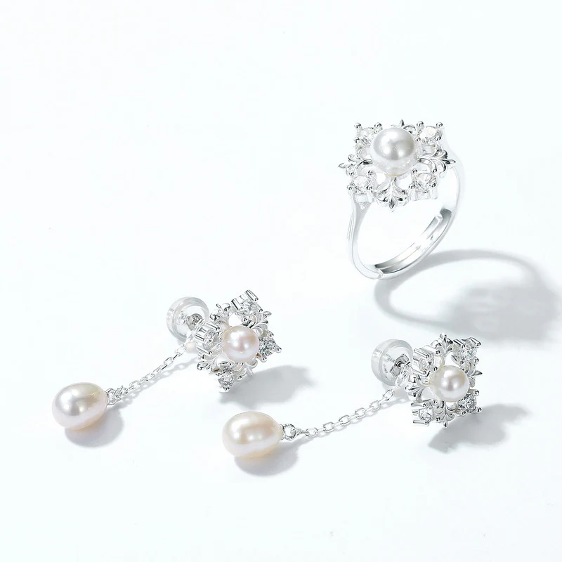 Elegant Snowflake Pearl Ring